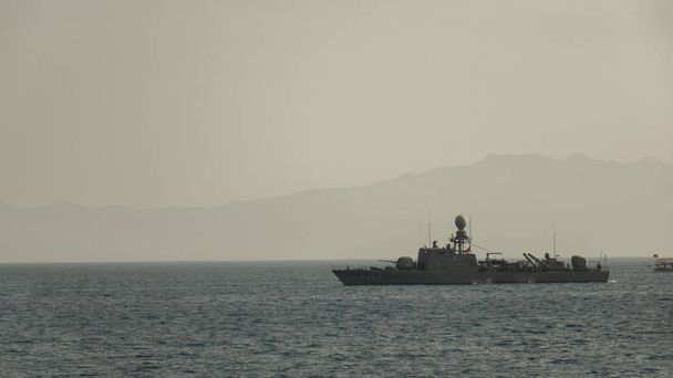 Μπόντρουμ, Τουρκία-Ιούνιος 2019: τουρκικό πολεμικό πλοίο στο λιμάνι . - Φωτογραφία, εικόνα