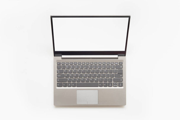 Вид зверху відкритий сучасний ноутбук з англійської клавіатури і копіювати SP - Фото, зображення
