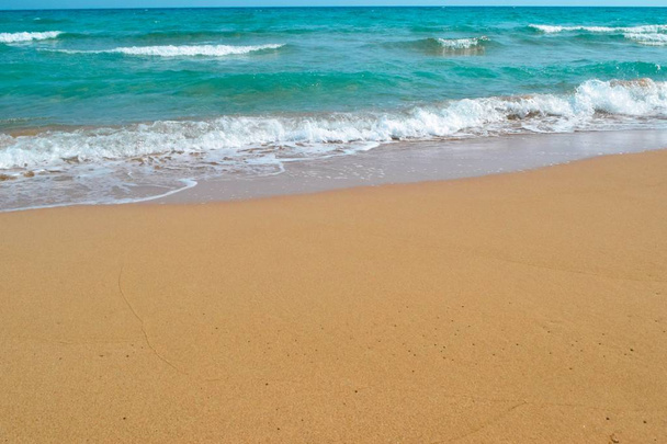 hiekkaranta ja turkoosi meri päivällä
 - Valokuva, kuva