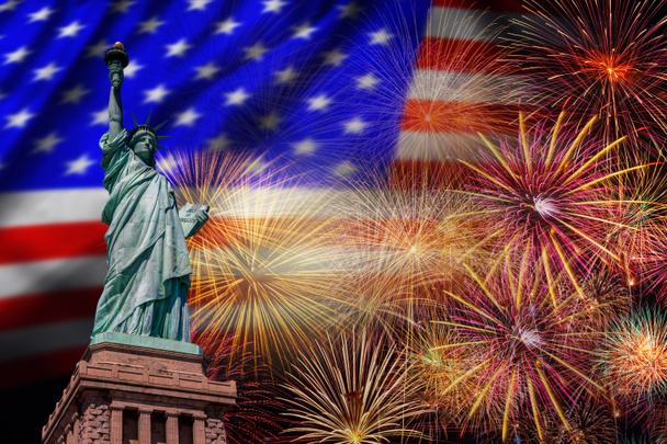 Freiheitsstatue über dem bunten Feuerwerk mit dem vereinigten Staat Amerika im Hintergrund der US-Flagge, 4. Juli und Unabhängigkeitstag - Foto, Bild