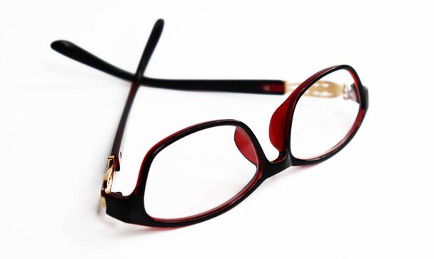 Gafas de montura roja aisladas sobre fondo blanco. Elegantes gafas de vista
 - Foto, imagen
