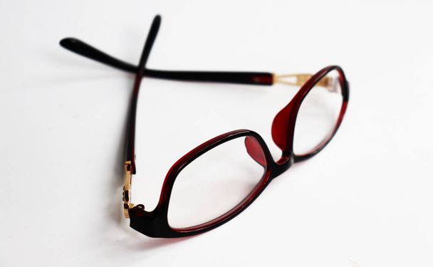 Elegantes gafas de montura roja aisladas sobre fondo blanco
 - Foto, Imagen