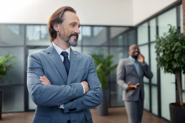 Bearded mature businessman feeling motivated before negotiation - Foto, Imagen