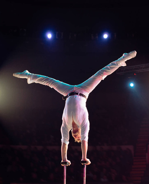 Mans aerial acrobatics in the Circus ring. - Valokuva, kuva