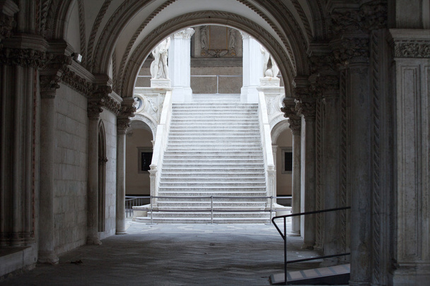 Wenecja - marmur schody w ogrodzie palazzo ducale - Zdjęcie, obraz