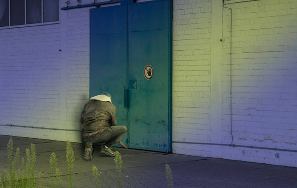 hırsız levye ile bir şirket bir kapı kırmaya çalışır - Fotoğraf, Görsel
