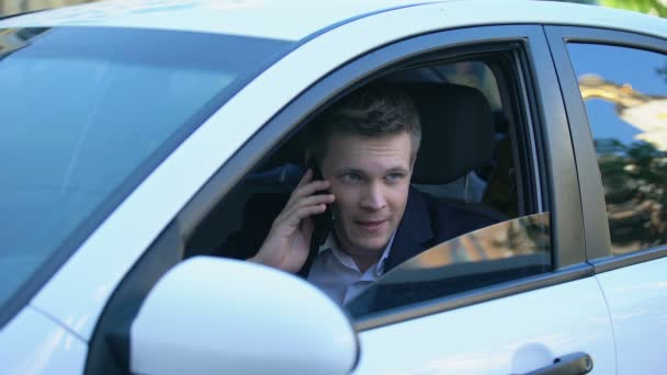 Muž sedící v autě, špehovat manželku s milencem, mluvící telefon s najatý zabiják - Záběry, video