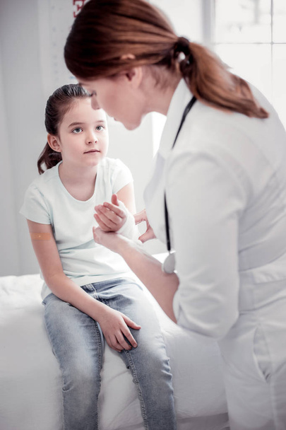 Cute young girl looking at the doctor - Foto, Imagem