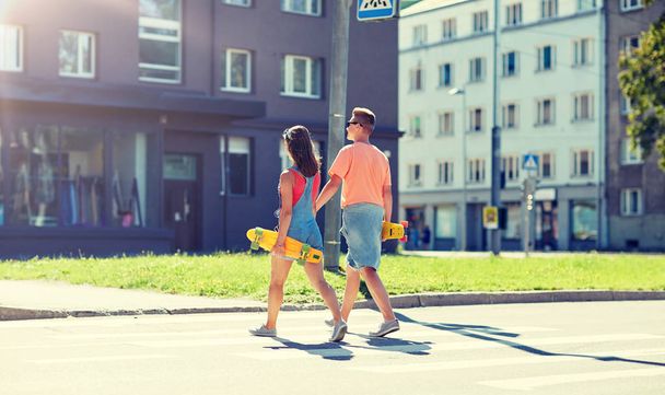 підліткова пара зі скейтбордами на міській прогулянці
 - Фото, зображення