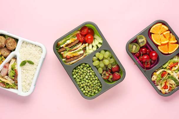 色の背景においしい食べ物を持つ学校の弁当箱 - 写真・画像