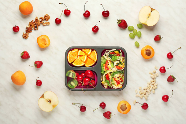 Шкільна обідня коробка зі смачною їжею на світлому фоні
 - Фото, зображення