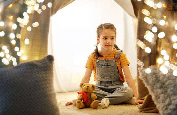 malá holčička s hračkami v děti stanu doma - Fotografie, Obrázek