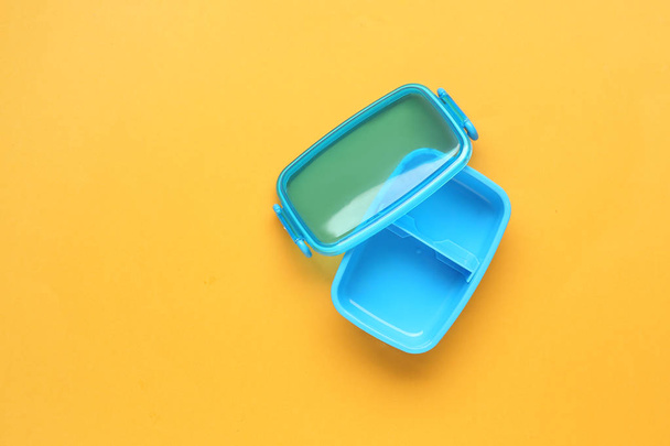 Plastové občerstvení box na barevném pozadí - Fotografie, Obrázek