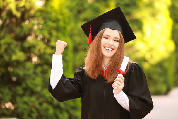 Mujer joven feliz con diploma en el día de la graduación
 - Foto, Imagen
