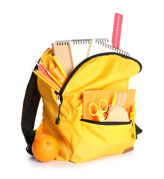 Beyaz arkaplanda kırtasiye malzemesi olan okul çantası - Fotoğraf, Görsel