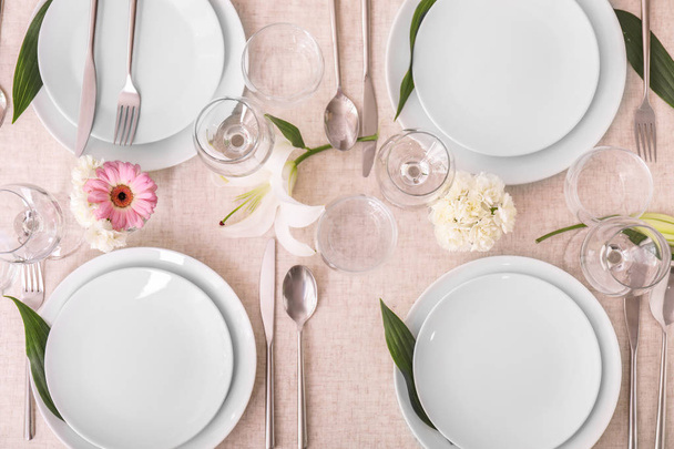 Όμορφο εορταστικό τραπέζι με λουλούδια - Φωτογραφία, εικόνα