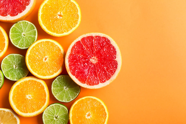 Sok különböző citrusfélék színes háttér - Fotó, kép