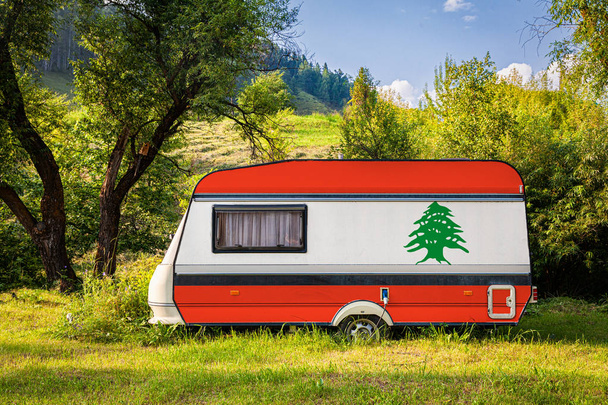 Une remorque automobile, un camping-car, peint dans le drapeau national du Liban se trouve garé dans une montagne. Le concept de transport routier, le commerce, l'exportation et l'importation entre les pays. Voyage en voiture
 - Photo, image