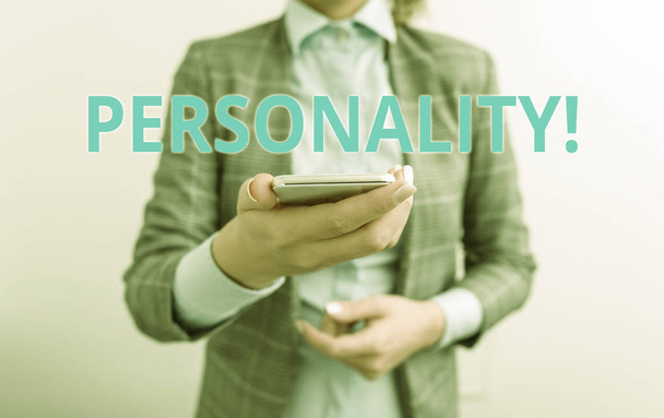 Woord tekst persoonlijkheid. Bedrijfsconcept voor combinatie kenmerken die een zakelijk concept vormen met een mobiele telefoon en zakenvrouw. - Foto, afbeelding