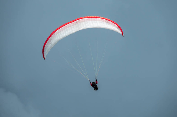 Parapente en vol avec le ciel en arrière-plan
 - Photo, image