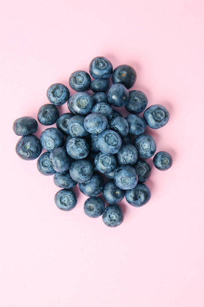 Hoop rijpe Blueberry op kleur achtergrond - Foto, afbeelding