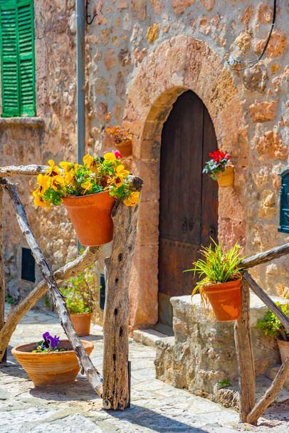 Mooie bloempotten, kleurrijke bloemen in Spaans dorp Valldemossa, Mallorca - Foto, afbeelding
