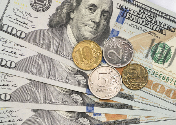 Монета «російські рублі» на вершині доларових векселів - Фото, зображення