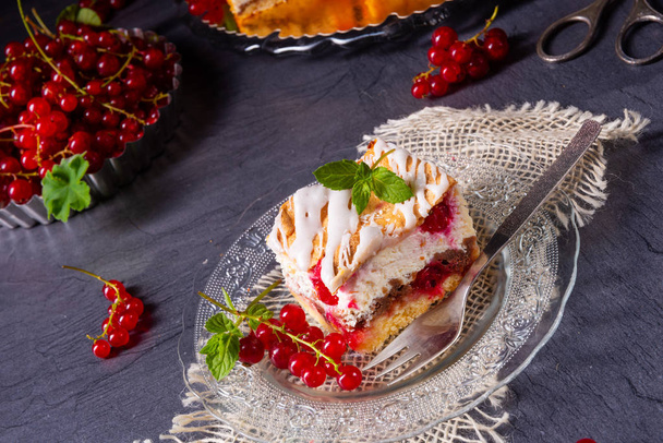 Cheese cake with meringue and red currants - Foto, immagini