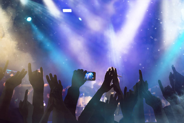 silhouetten van mensen bij het concert - Foto, afbeelding