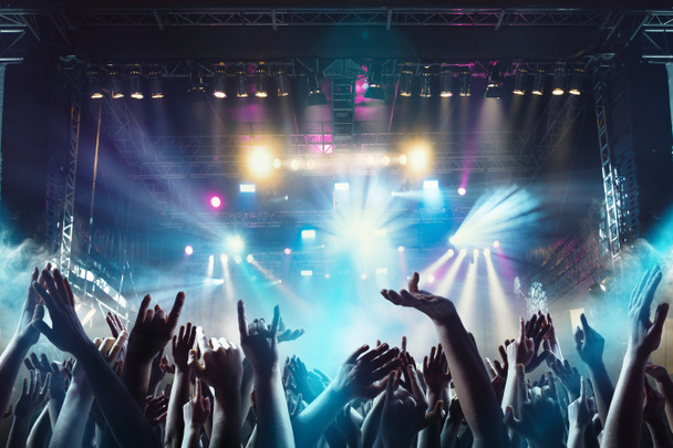 Люди танцуют на концерте - Фото, изображение