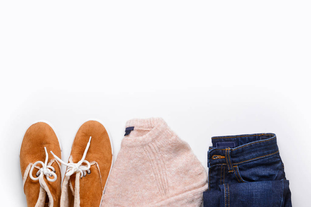 Aparência de criança elegante com roupas de jeans no fundo branco
 - Foto, Imagem