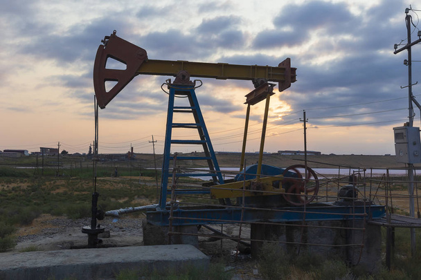 Πετρέλαιο που κουνιέται στο ηλιοβασίλεμα - Φωτογραφία, εικόνα