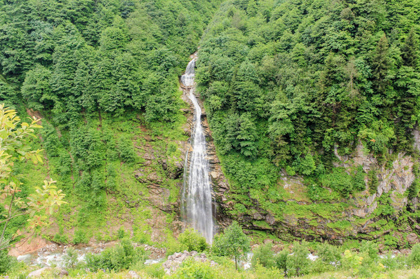 Cascada natural de Gelintulu Rize, Turquía
 - Foto, imagen
