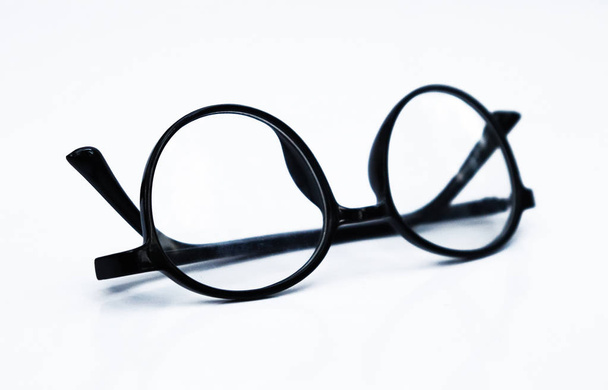Beyaz arka planda izole edilmiş şık Siyah çerçeveli gözlükler. Siyah çerçeveli camlar - Fotoğraf, Görsel