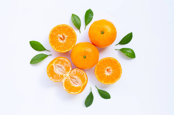 świeży Mandarynkowa pomarańcza z liści na białym tle. - Zdjęcie, obraz