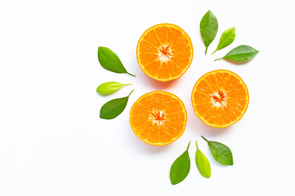 Tuoreet appelsiinit sitrushedelmät lehtineen valkoisella pohjalla. Mehukas, makea ja korkea C-vitamiini
 - Valokuva, kuva