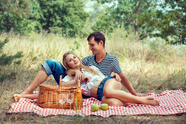 Young couple have a rest on picnic - Foto, afbeelding