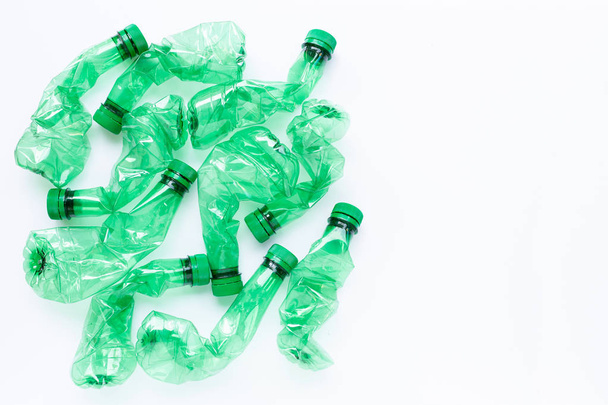 Пластиковые бутылки на белом фоне
. - Фото, изображение