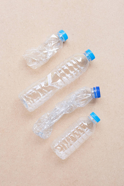 Plastic flessen op multiplex achtergrond.  - Foto, afbeelding