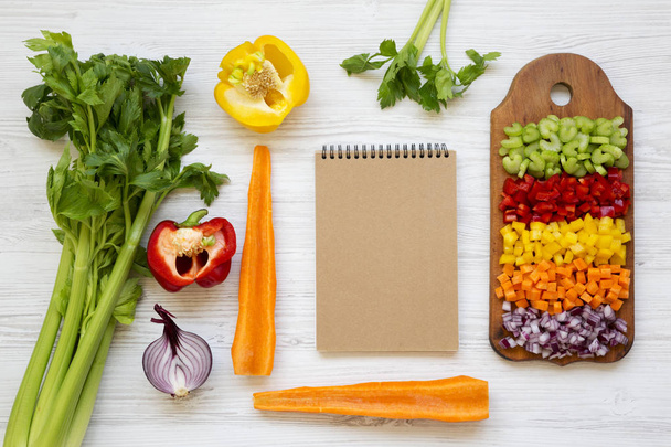 Нарезанные свежие овощи (морковь, сельдерей, лук, цветной перец
 - Фото, изображение