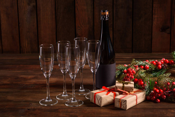 Świąteczny stolik w okularach i butelkę wina szampana. Ewa nowego roku, przygotowanie i układanie drewnianego świątecznej tabeli - Zdjęcie, obraz