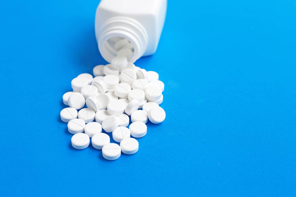Tablety paracetamolu na modrém pozadí. - Fotografie, Obrázek
