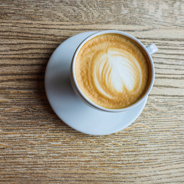 Tasse blanche de café sur fond de table en bois
 - Photo, image