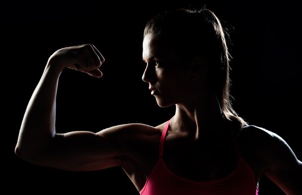 女性の運動選手示す上腕二頭筋 - 写真・画像