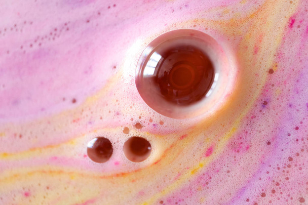 Schiuma con bolla rotonda di bomba da bagno primo piano
 - Foto, immagini