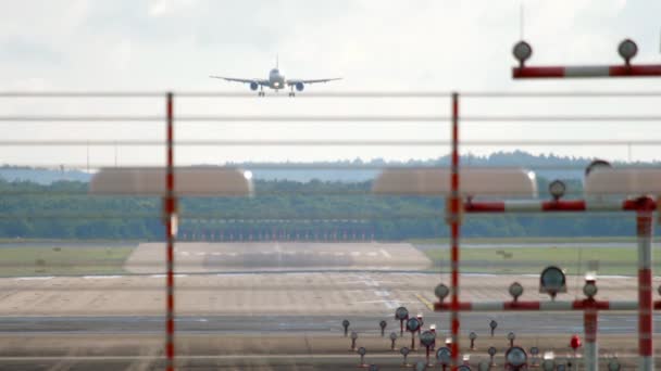 Jet repülőgép közeledik leszállás előtt - Felvétel, videó
