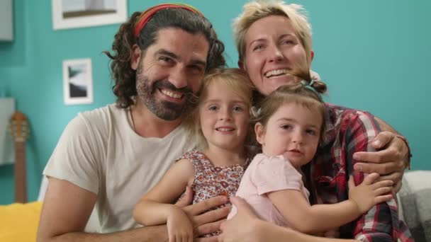Portrait of a happy family at home - Πλάνα, βίντεο
