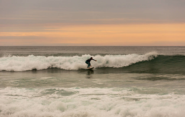 surfista al atardecer - Foto, Imagen
