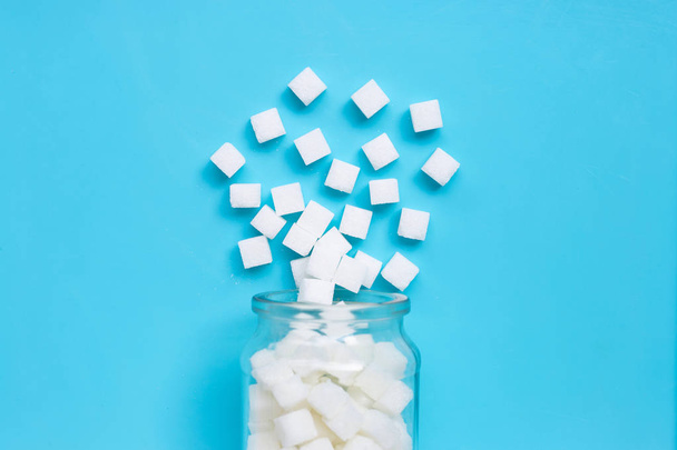 Cubos de açúcar em um fundo azul
.  - Foto, Imagem