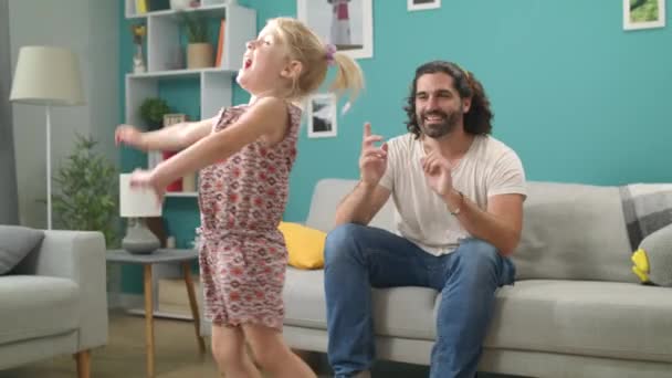 Dad is dancing with his daughter - Materiał filmowy, wideo